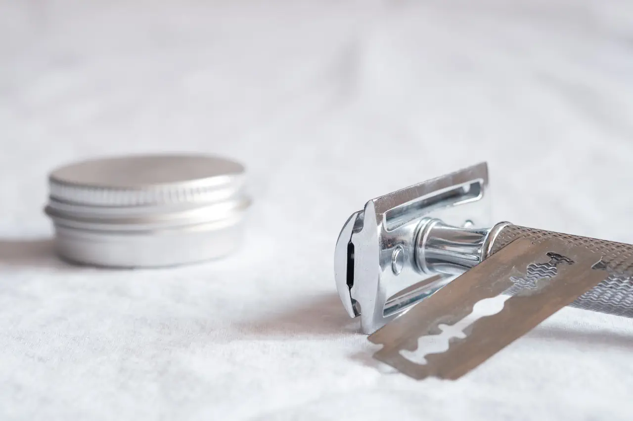 safety razor showing a removable blade